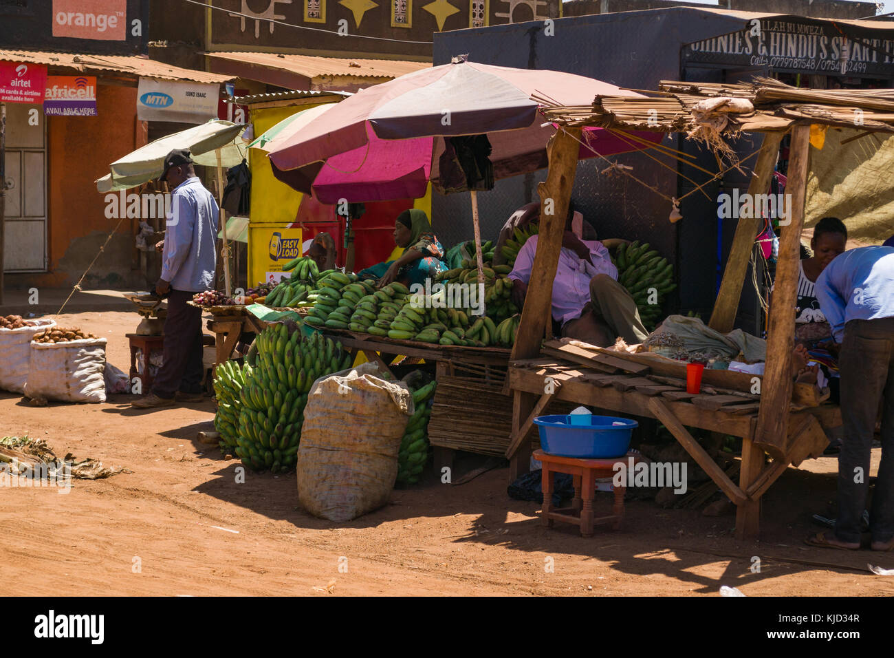 Casette di legno line la strada per la vendita di frutta e verdura, Uganda, Africa orientale Foto Stock