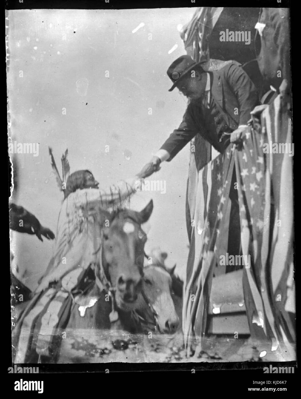 Questa iconica fotografia cattura Theodore Roosevelt che stringe la mano da un treno, riflettendo il suo impegno pubblico e il suo approccio personale alla politica durante il suo periodo come presidente degli Stati Uniti. Foto Stock