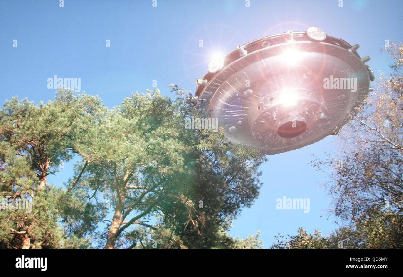 Gli UFO, o oggetti volanti non identificati, si riferiscono a fenomeni aerei che non possono essere facilmente identificati. Spesso legati alle teorie extraterrestri, gli UFO sono soggetti di interesse sia nella cultura popolare che nell'indagine scientifica. Foto Stock