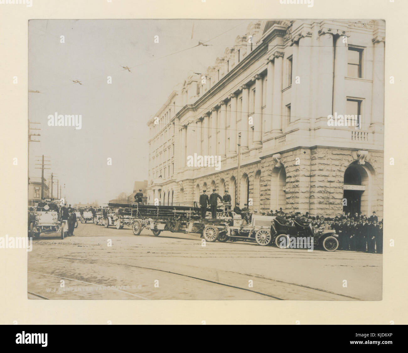 Questa fotografia mostra un apparato automobilistico dei vigili del fuoco di Vancouver posizionato di fronte a un ufficio postale. Cattura il contesto storico delle attrezzature antincendio e della risposta alle emergenze a Vancouver all'inizio del XX secolo. Foto Stock