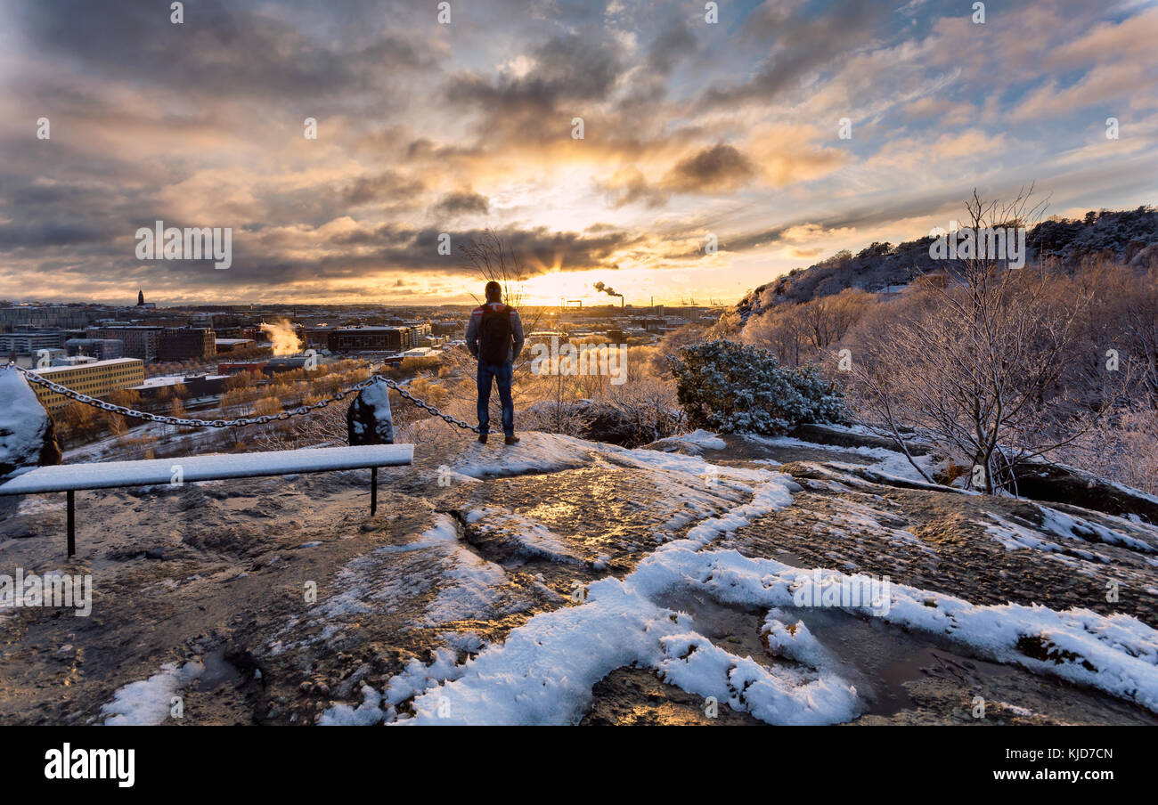 Girato questa accanto a casa mia a Göteborg. Questo anno è un po' troppo tardi con neve a. prima neve in novembre. Il viaggio e la montagna di arrampicata Foto Stock