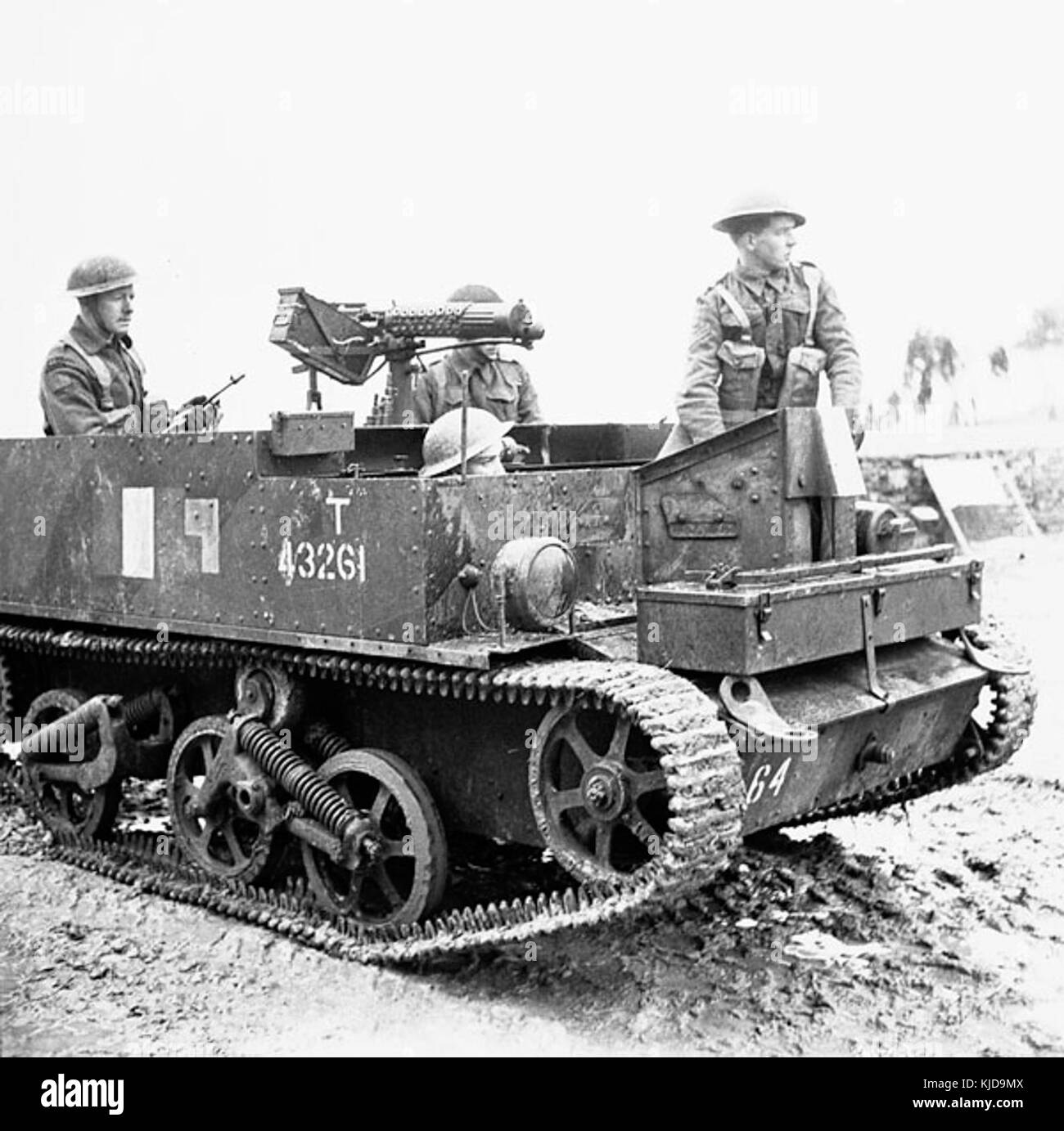 Questo titolo si riferisce a un'immagine di un vettore universale, un veicolo militare utilizzato da varie forze durante la seconda guerra mondiale. Il veicolo era noto per la sua versatilità nel trasportare truppe e rifornimenti su diversi terreni. Foto Stock Questo titolo si riferisce a un'immagine di un vettore universale, un veicolo militare utilizzato da varie forze durante la seconda guerra mondiale. Il veicolo era noto per la sua versatilità nel trasportare truppe e rifornimenti su diversi terreni. Foto Stock