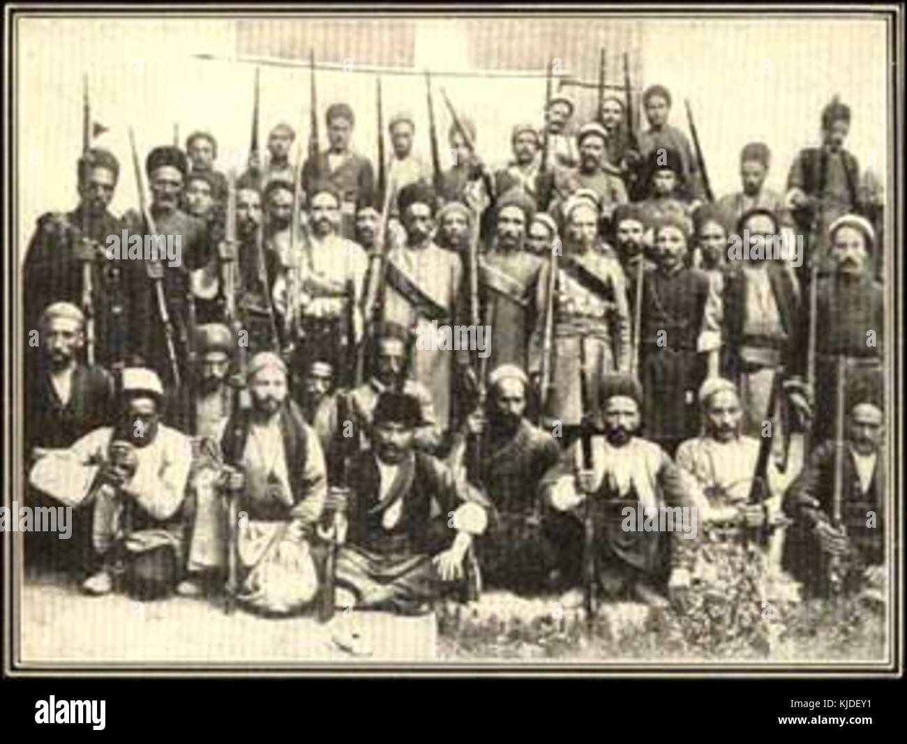I rivoluzionari Tabriz si riferiscono agli individui coinvolti nella rivoluzione costituzionale iraniana del 1905-1911, con Tabriz che è un luogo significativo di protesta e riforma contro la monarchia al potere. Foto Stock