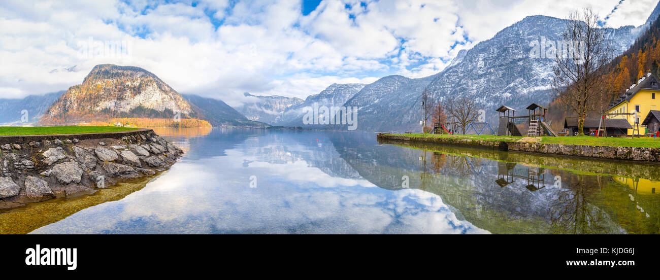 Destinazione di viaggio Tema immagine con il lago hallstatter e le montagne del Dachstein si trova nella città di Hallstatt, in Austria Foto Stock