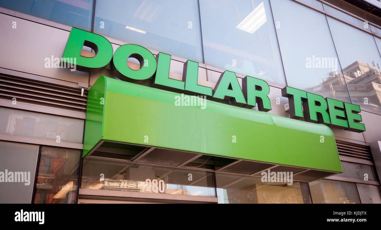 Un dollaro tree store nel quartiere di Harlem in new york ion martedì, novembre 21, 2017. dollar tree ha riferito di terzo trimestre le vendite e i profitti che gli analisti beat' citando le aspettative più elevate di traffico dei clienti e di spesa. (© richard b. levine) Foto Stock