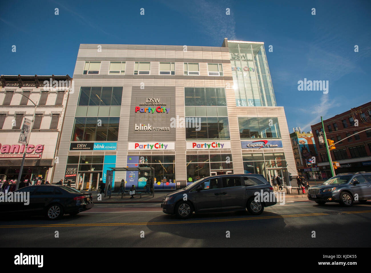 Un centro commerciale verticale sul 125th Street in Harlem in new york contiene più catene di negozi tra cui un blink fitness, città in festa, DSW e un capitale in una banca, visto il martedì, novembre 21, 2017. (© richard b. levine) Foto Stock