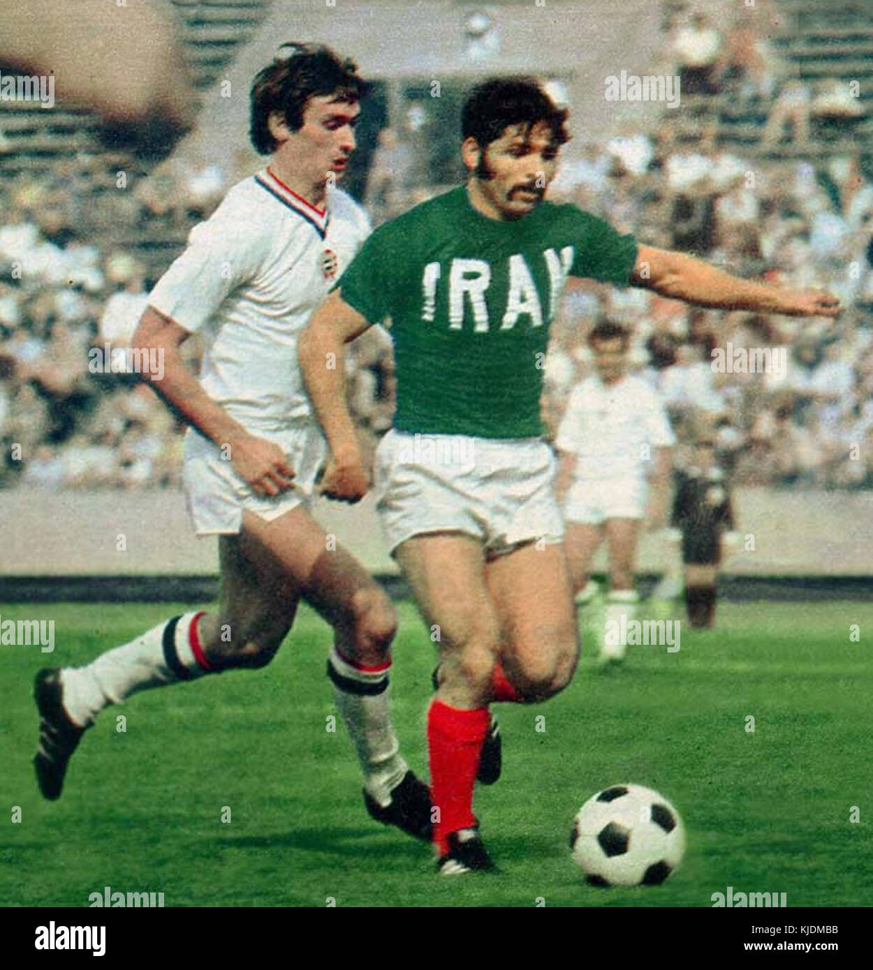 Questa immagine raffigura una partita del 1972 tra Antal Dunai e Parviz Ghelichkhani, che mostra la competizione tra i due atleti nello sport del ping-pong. L'evento mette in evidenza le loro abilità e il loro contributo allo sport. Foto Stock