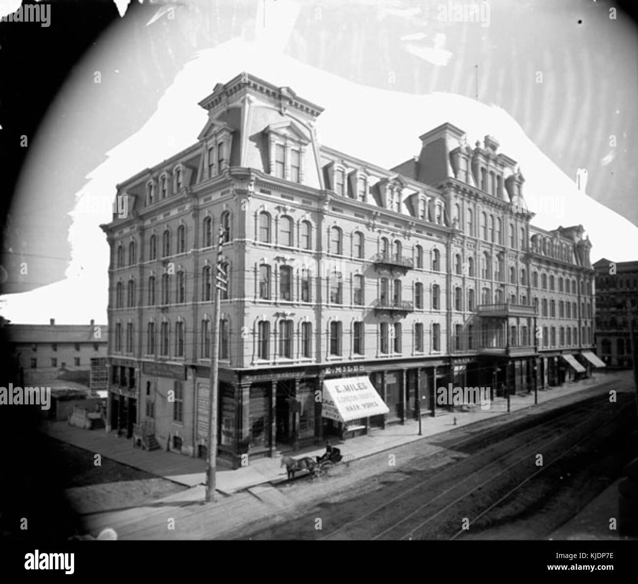 L'Ottawa Russell Hotel è un edificio storico situato a Ottawa, Canada. È stata una struttura di spicco della città per molti anni, riflettendo la storia architettonica e culturale della città. Foto Stock