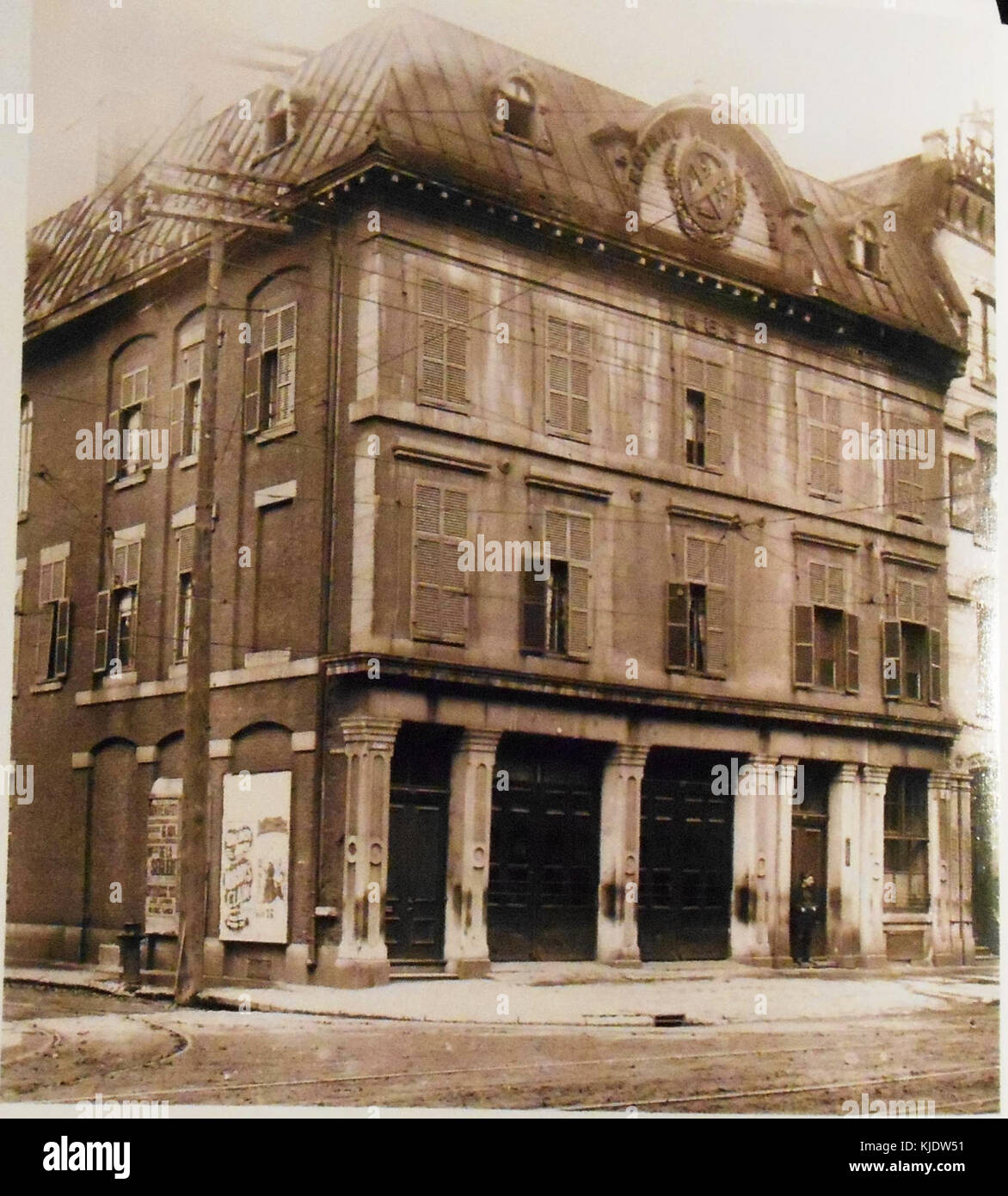 Caserne 1, costruita nel 1863, è uno storico edificio militare. Rappresenta la storia architettonica e militare del XIX secolo, riflettendo il design e lo scopo delle caserme militari in quel periodo. Foto Stock