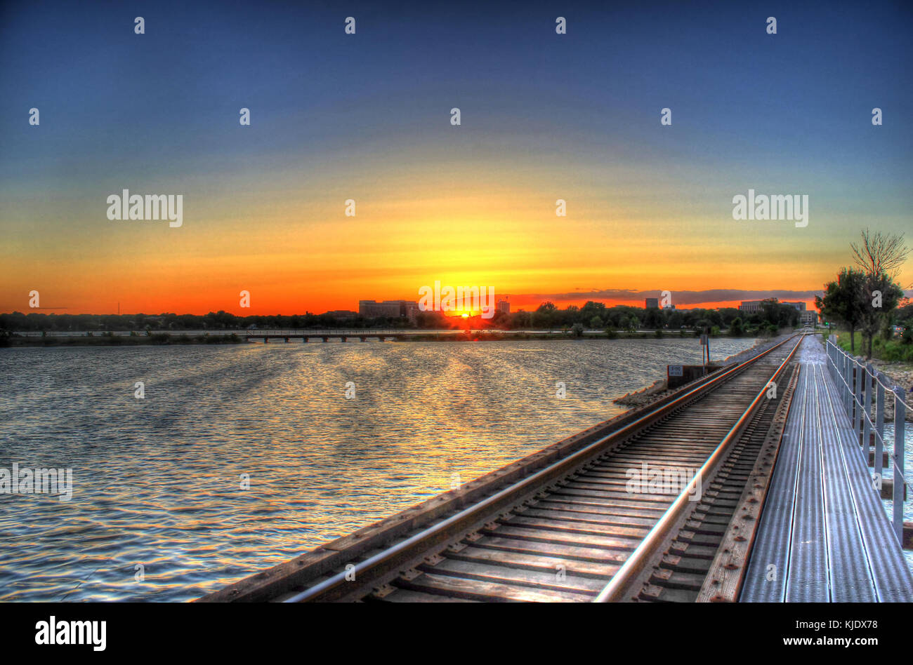 Gfp Madison Wisconsin tramonto sui binari del treno dal lago Foto Stock