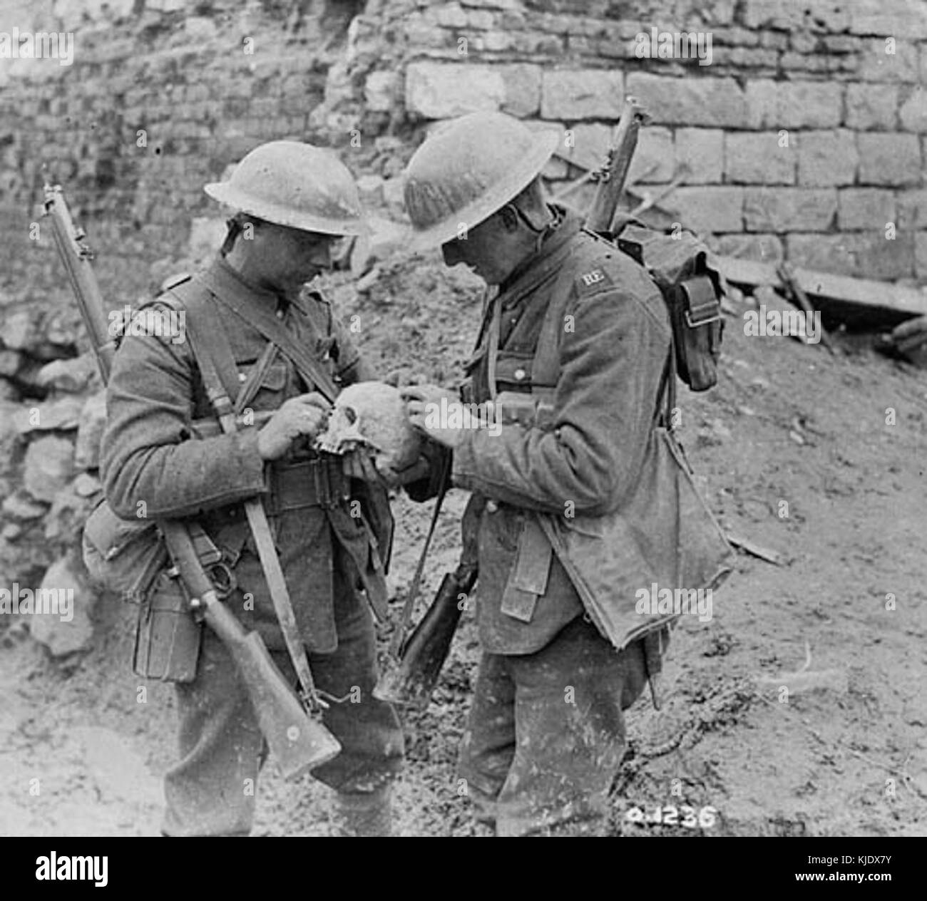 Soldati esame cranio sulla cresta di Vimy Aprile 1917 3194488 LAC Foto Stock