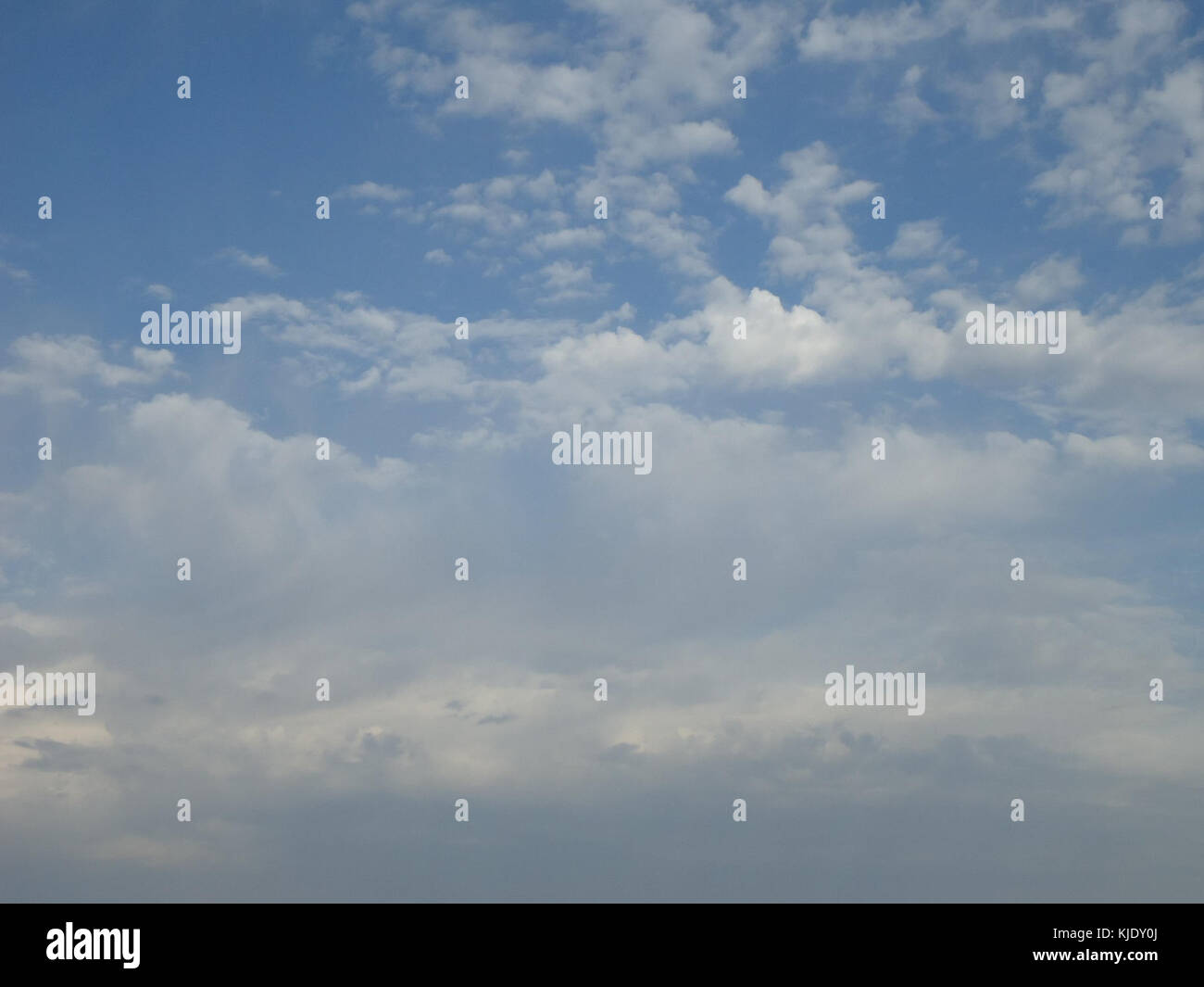 Questa immagine cattura i pattern delle nuvole in un cielo parzialmente nuvoloso, mostrando le dinamiche della formazione delle nuvole e i loro effetti sull'atmosfera. Foto Stock