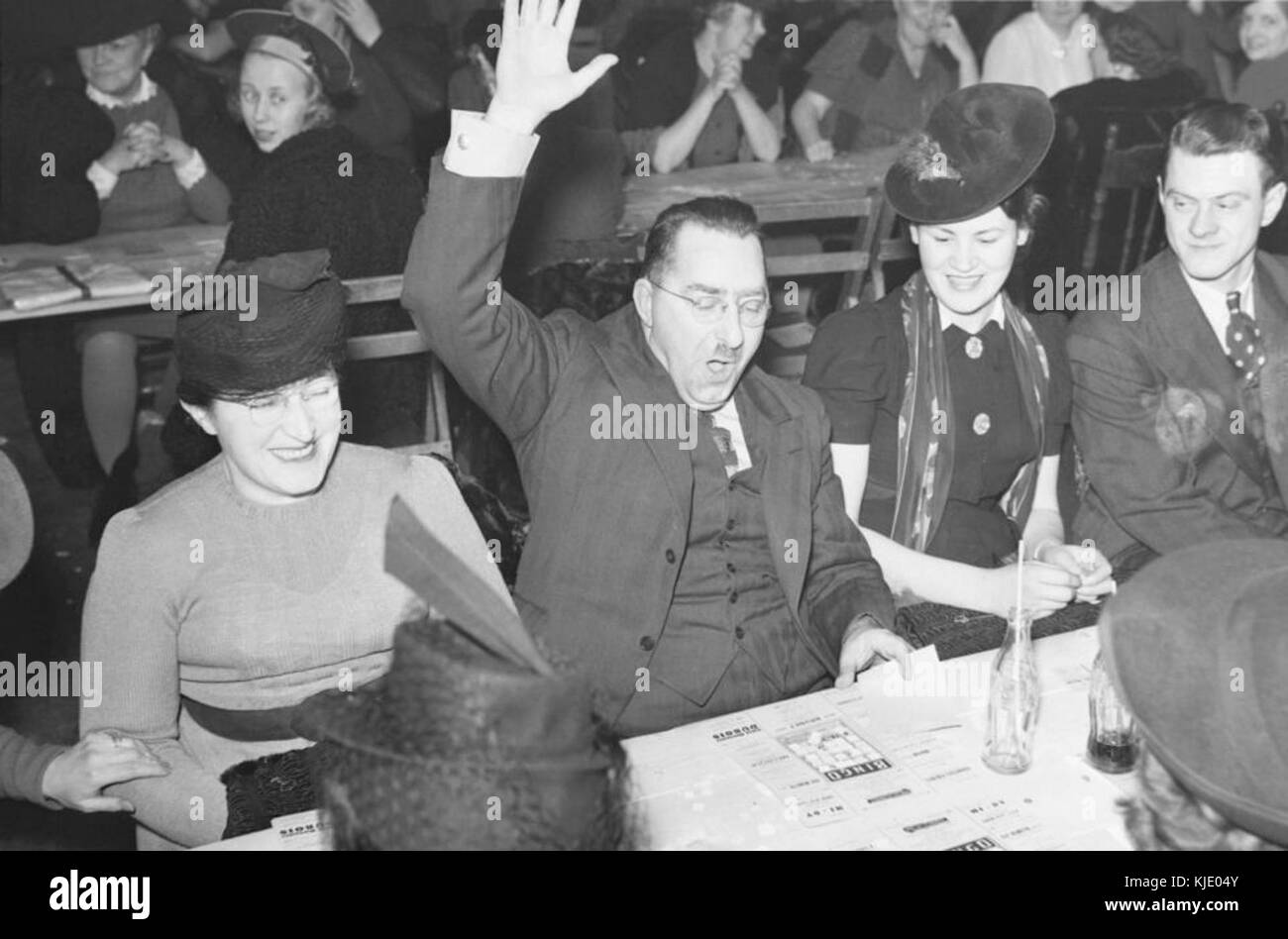 Un gioco di bingo vintage del 4555 di N.D.G. Avenue, che mostra un evento della comunità in un contesto storico, catturato in materiali d'archivio. Foto Stock