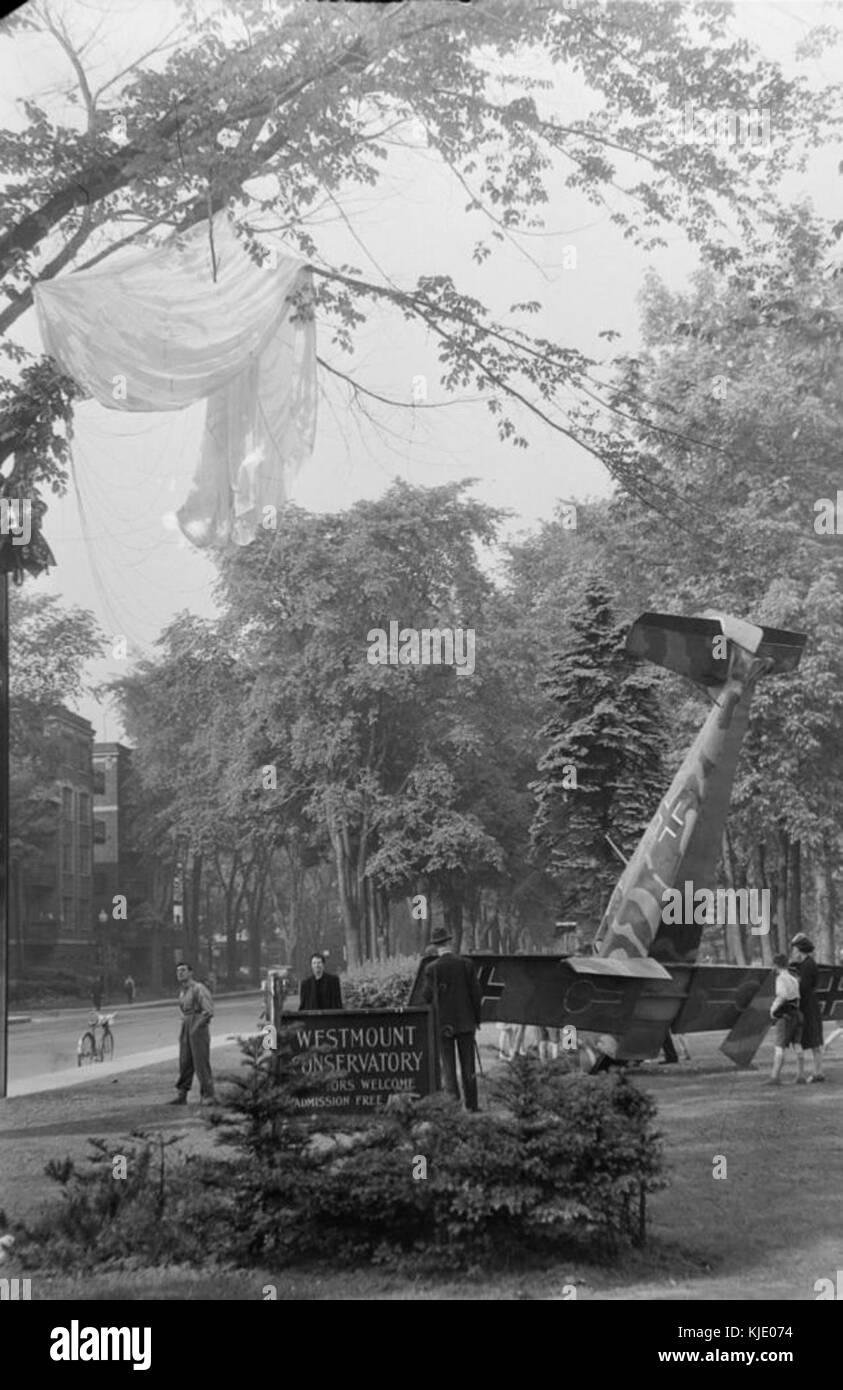 Una fotografia storica di una mostra di un prestito della Victory a Westmount Park, Quebec, che mostra il coinvolgimento del pubblico nella campagna di obbligazioni dell'era della prima guerra mondiale. L'immagine riflette lo sforzo nazionale per i finanziamenti durante la guerra. Foto Stock