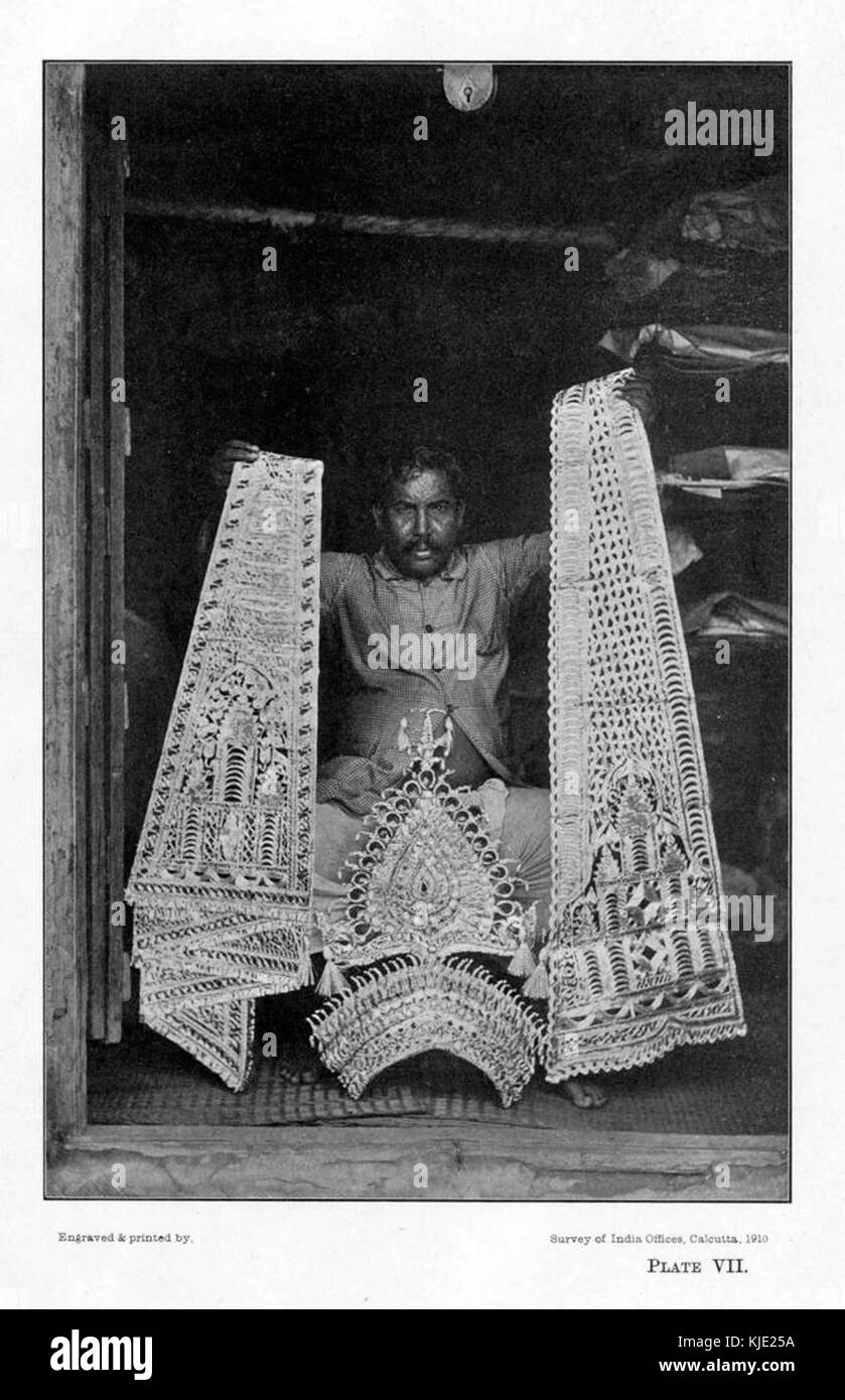 Questa mostra mostra mostra una sciarpa e una corona create da Babu Mallinath Ray, mettendo in risalto la sua maestria nel design tessile e nell'abbigliamento tradizionale indiano. I pezzi rappresentano l'arte e il patrimonio culturale. Foto Stock