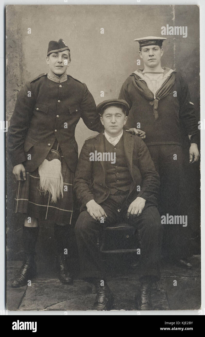 La HMCS Niobe era una nave da guerra canadese, e l'immagine raffigura gli uomini dell'equipaggio negli anni '1910 La nave faceva parte della Royal Canadian Navy e giocò un ruolo significativo nei primi anni della storia navale del Canada, incluso il servizio durante la prima guerra mondiale Foto Stock