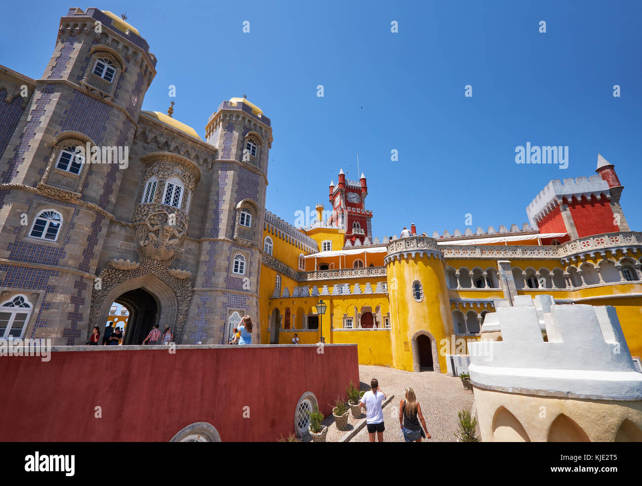 SINTRA, PORTOGALLO - 3 LUGLIO 2016: Il cortile interno del Palácio da pena. La vista della porta della creazione con la scultura di Tritone e la terra della Regina Foto Stock