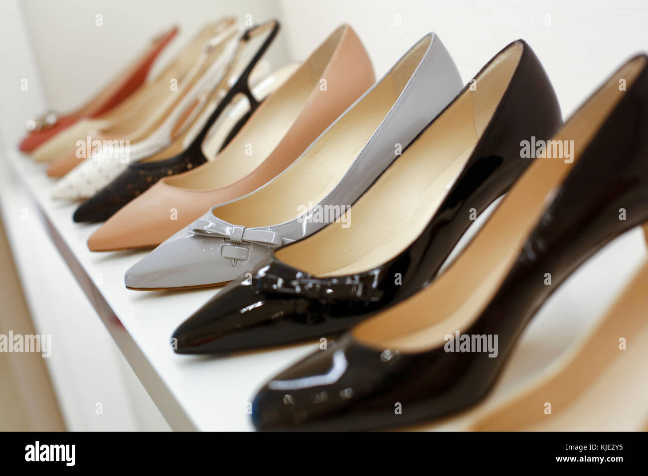 Tacco alto scarpe sul display Foto Stock