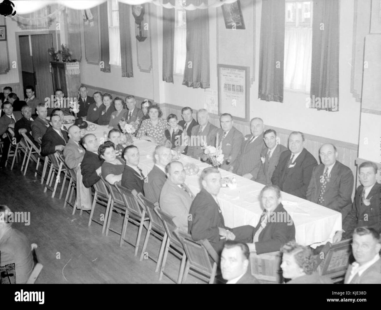 Questa immagine mostra un gruppo a un banchetto ucraino, catturando un evento culturale che enfatizza le tradizioni ucraine, il cibo e la celebrazione della comunità. L'evento mette in evidenza l'importanza degli incontri culturali nel mantenimento del patrimonio culturale. Foto Stock Questa immagine mostra un gruppo a un banchetto ucraino, catturando un evento culturale che enfatizza le tradizioni ucraine, il cibo e la celebrazione della comunità. L'evento mette in evidenza l'importanza degli incontri culturali nel mantenimento del patrimonio culturale. Foto Stock