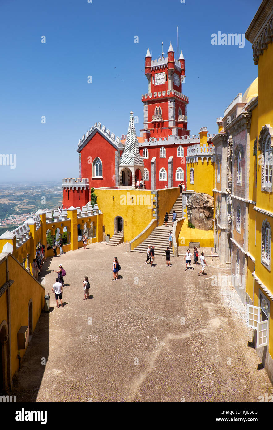 SINTRA, Portogallo - Luglio 03, 2016: la vista di archi terrazza con la torre dell Orologio e la cappella dedicata a Nostra Signora della pena e i resti del mar Morto Foto Stock