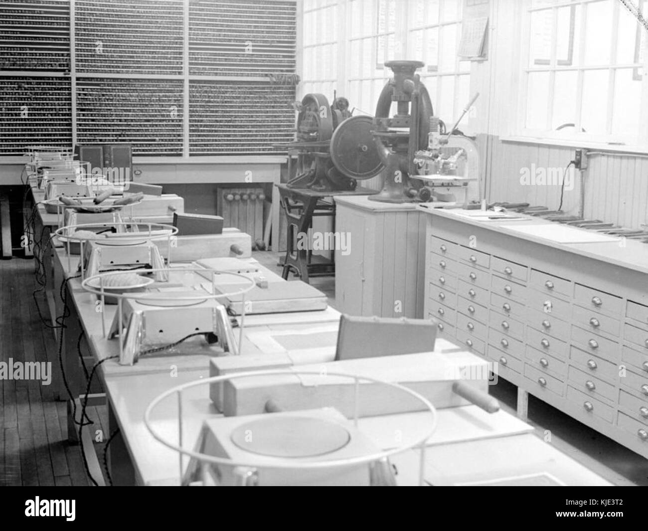 Questo si riferisce alla rappresentazione di diverse stanze in un ambiente scolastico, come la sala stampa e la stanza delle foglie d'oro. Evidenzia aree specifiche di una scuola che possono servire a scopi educativi, decorativi o storici. Foto Stock