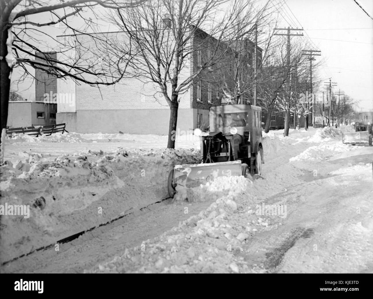 Neve. Pulizia di neve in N.D.G BAnQ P48S1P11072 Foto Stock