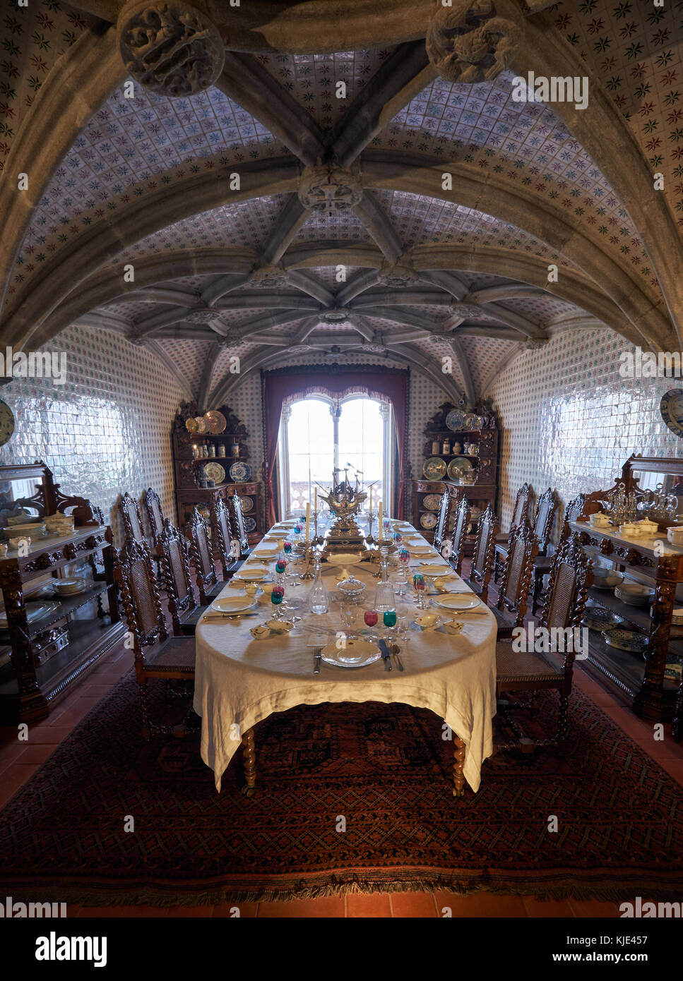SINTRA, Portogallo - Luglio 03, 2016: Gli interni della pena Palace. Il royal sala da pranzo con servizio al tavolo per gli ospiti Arrivo. Pena Palace. Si Foto Stock