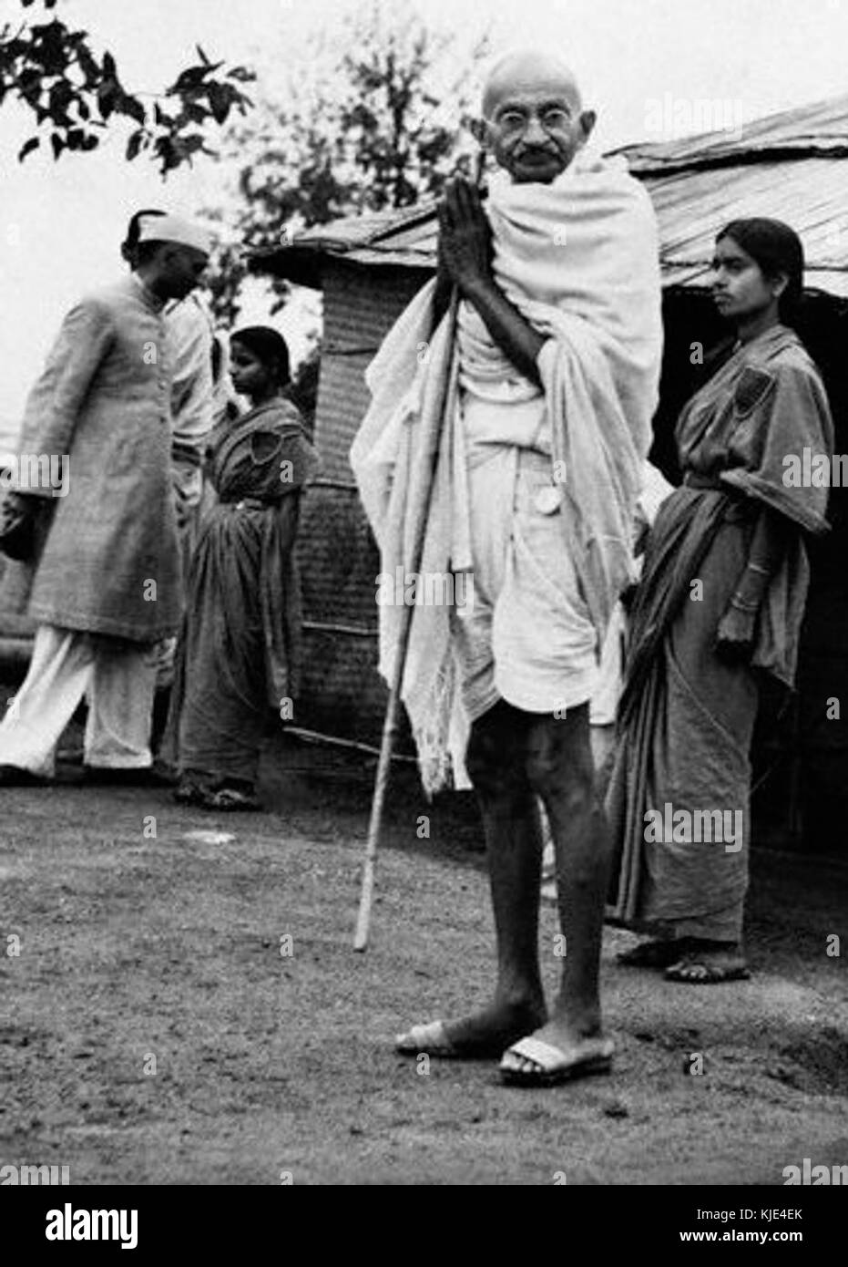 Il Mahatma Gandhi riconoscendo i saluti di sostenitori in 1940 Foto Stock