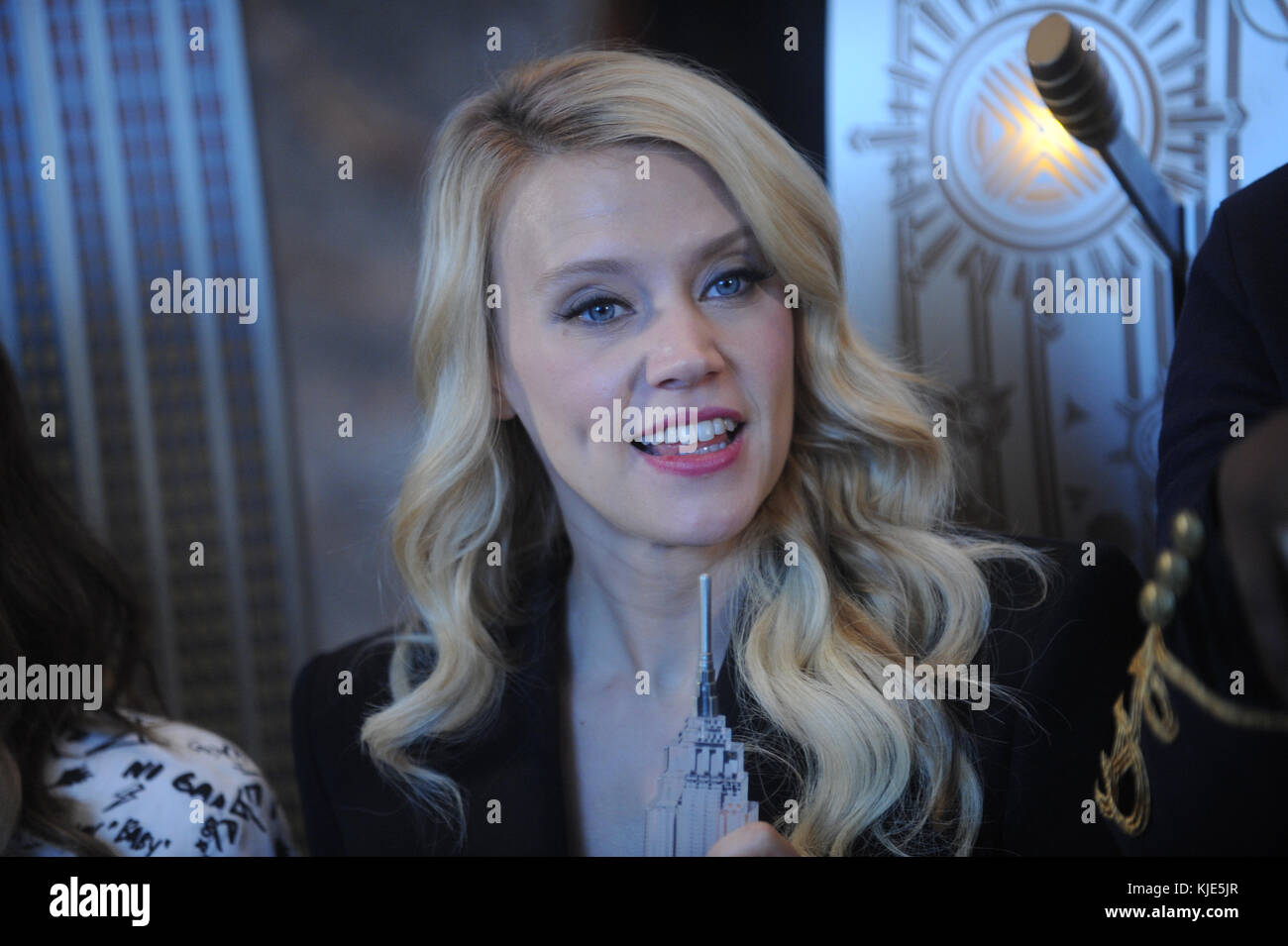 NEW YORK, NY - 12 LUGLIO: Paul Feig, Melissa McCarthy, Kate McKinnon, Leslie Jones e Kristen Wiig visitano l'Empire State Building all'Empire State Building il 12 luglio 2016 a New York. Persone: Kate McKinnon Foto Stock