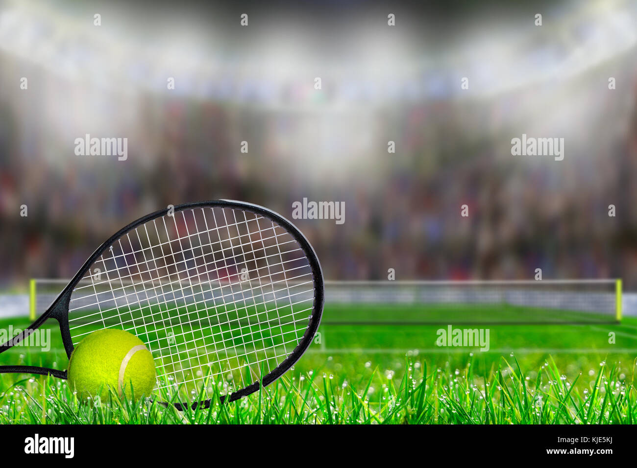 Basso angolo vista della racchetta da tennis e la sfera sull'erba corte deliberata con profondità di campo sulla luminosa stadium di sfondo e copiare lo spazio. Foto Stock