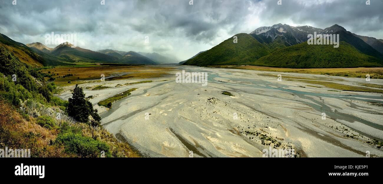 Il paesaggio della Nuova Zelanda - Alpi del Sud, ArthurÂ's Pass, fiume trogolo panorama Foto Stock