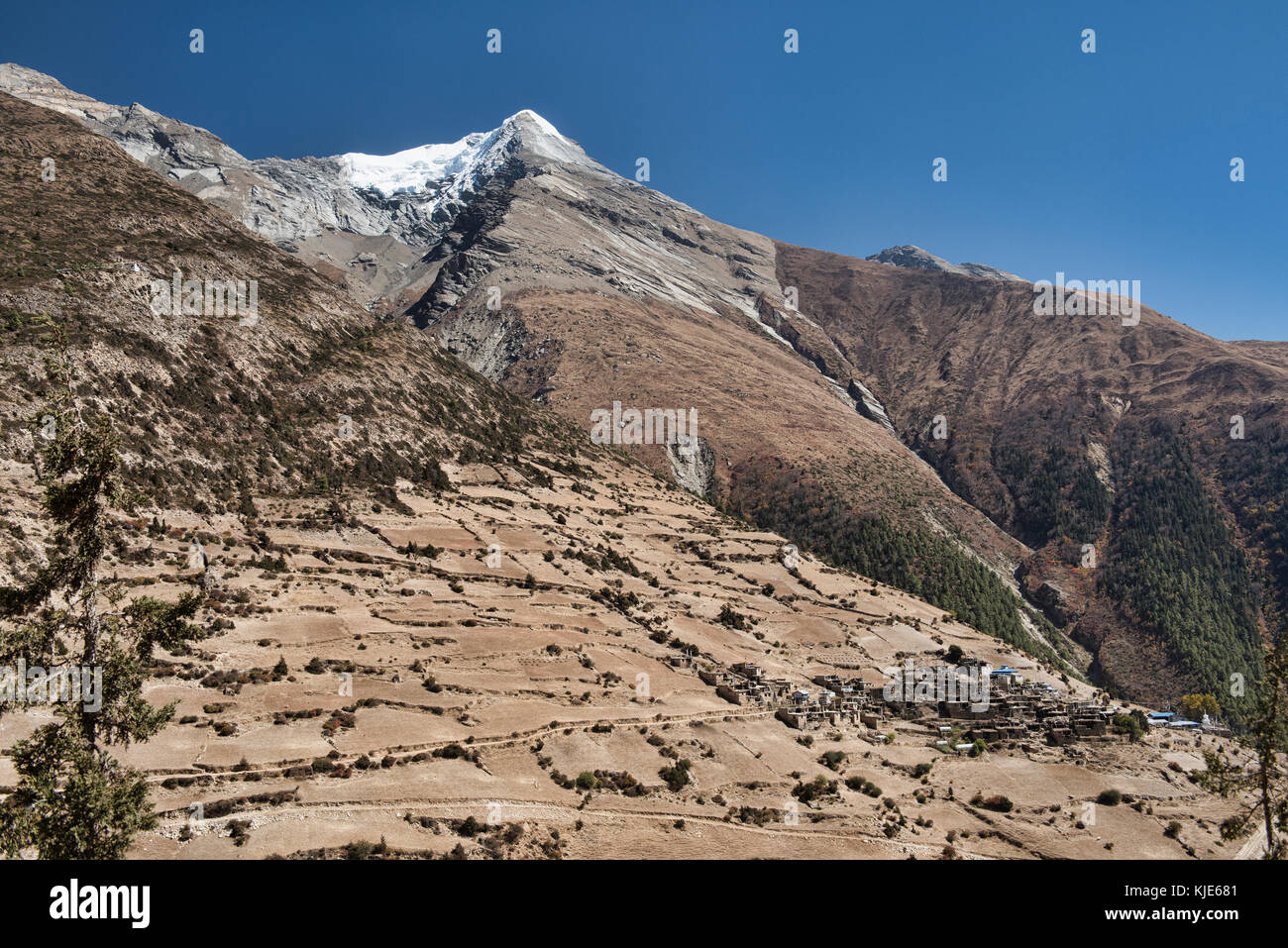 Pisang Peak e Ghyaru village, Nar-Phu Valley, Mustang superiore, Nepal Foto Stock