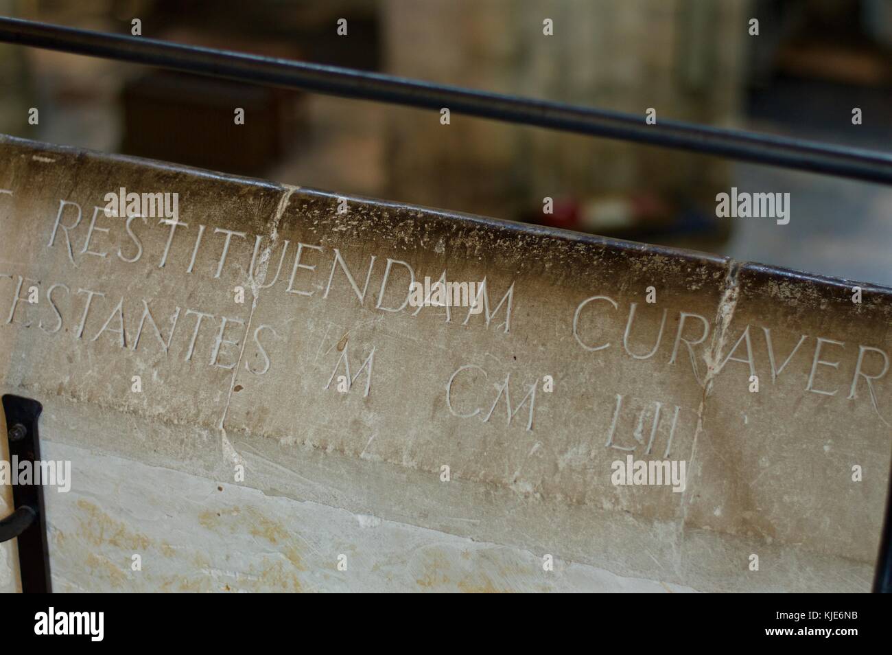 Testo latino scolpito sulla balaustra in Winchester Cathedral Regno Unito Foto Stock