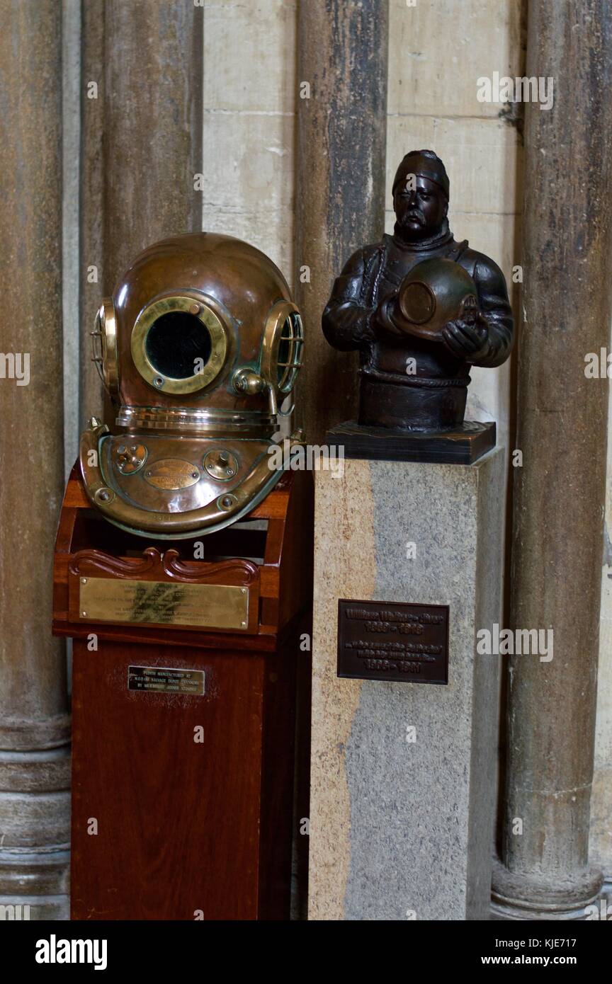 Busto di William Walker, il subacqueo che ha salvato la Cattedrale di Winchester da subsidance, winchester, Regno Unito Foto Stock