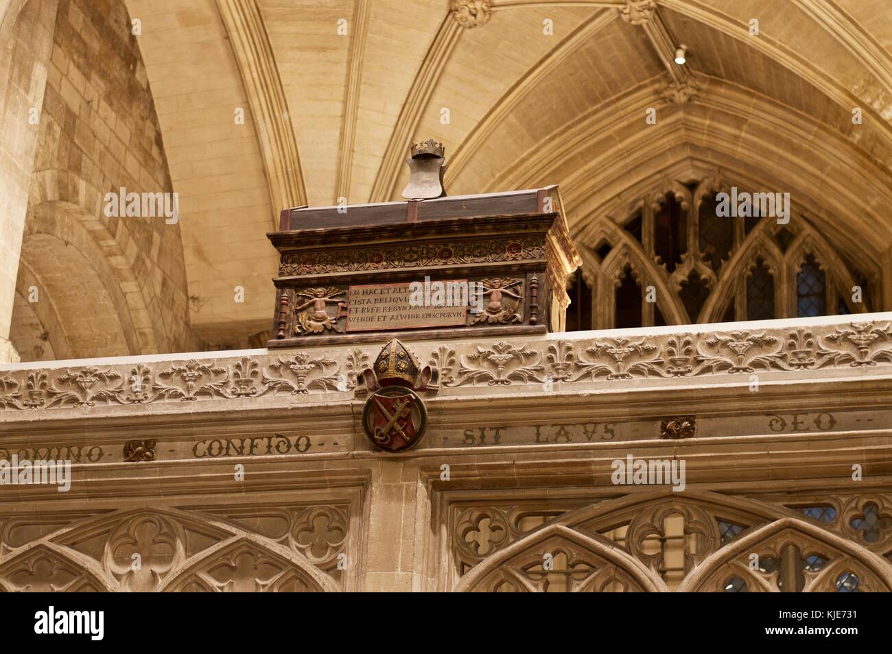 Petto in legno dipinto contenente resti di re Canuto di Danimarca e Inghilterra, Cattedrale di Winchester, Regno Unito Foto Stock