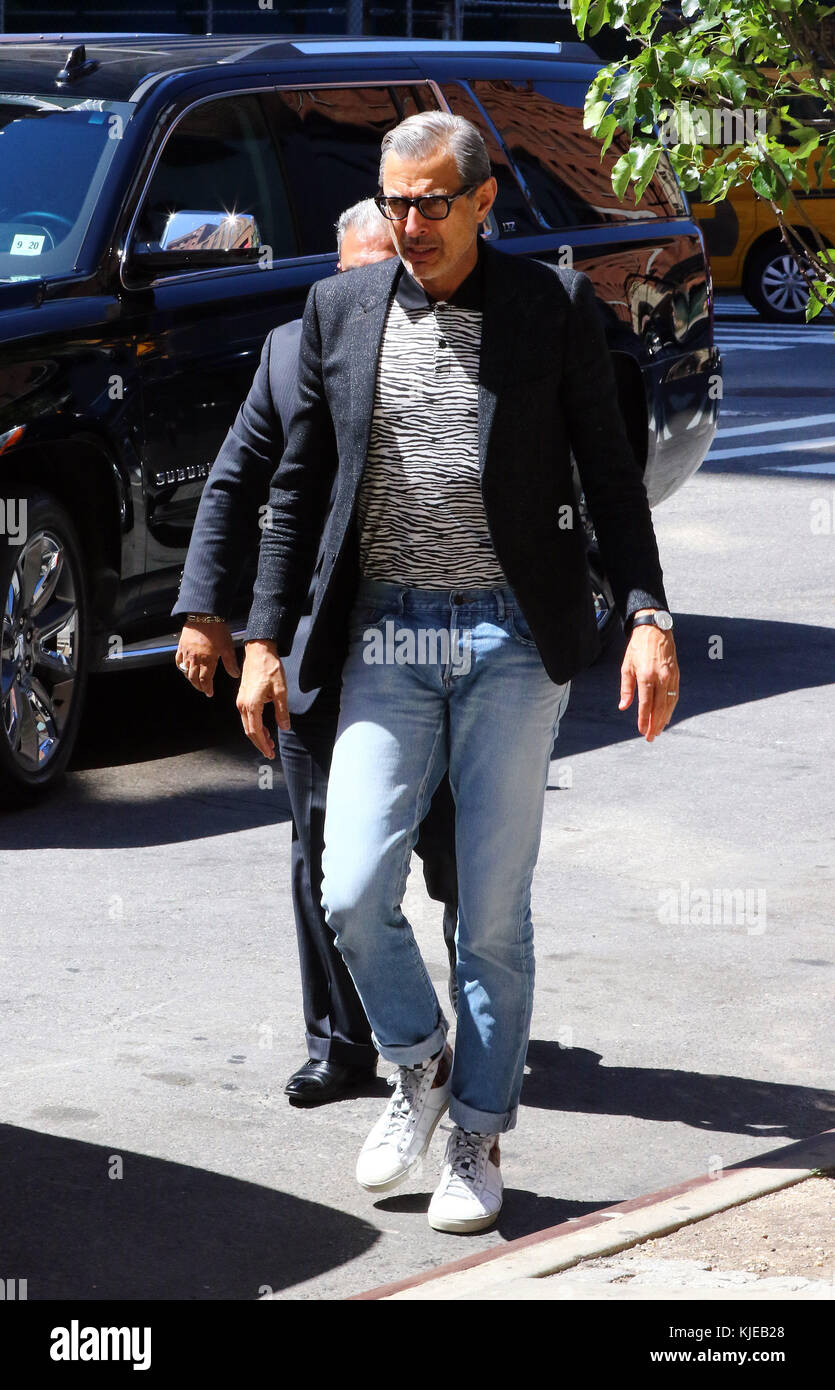 New york, ny - 15 giugno: attore Jeff Goldblum sembra che egli sta cercando  di rimanere giovani un po' troppo duri come egli arriva in un hotel nel  centro cittadino che indossa