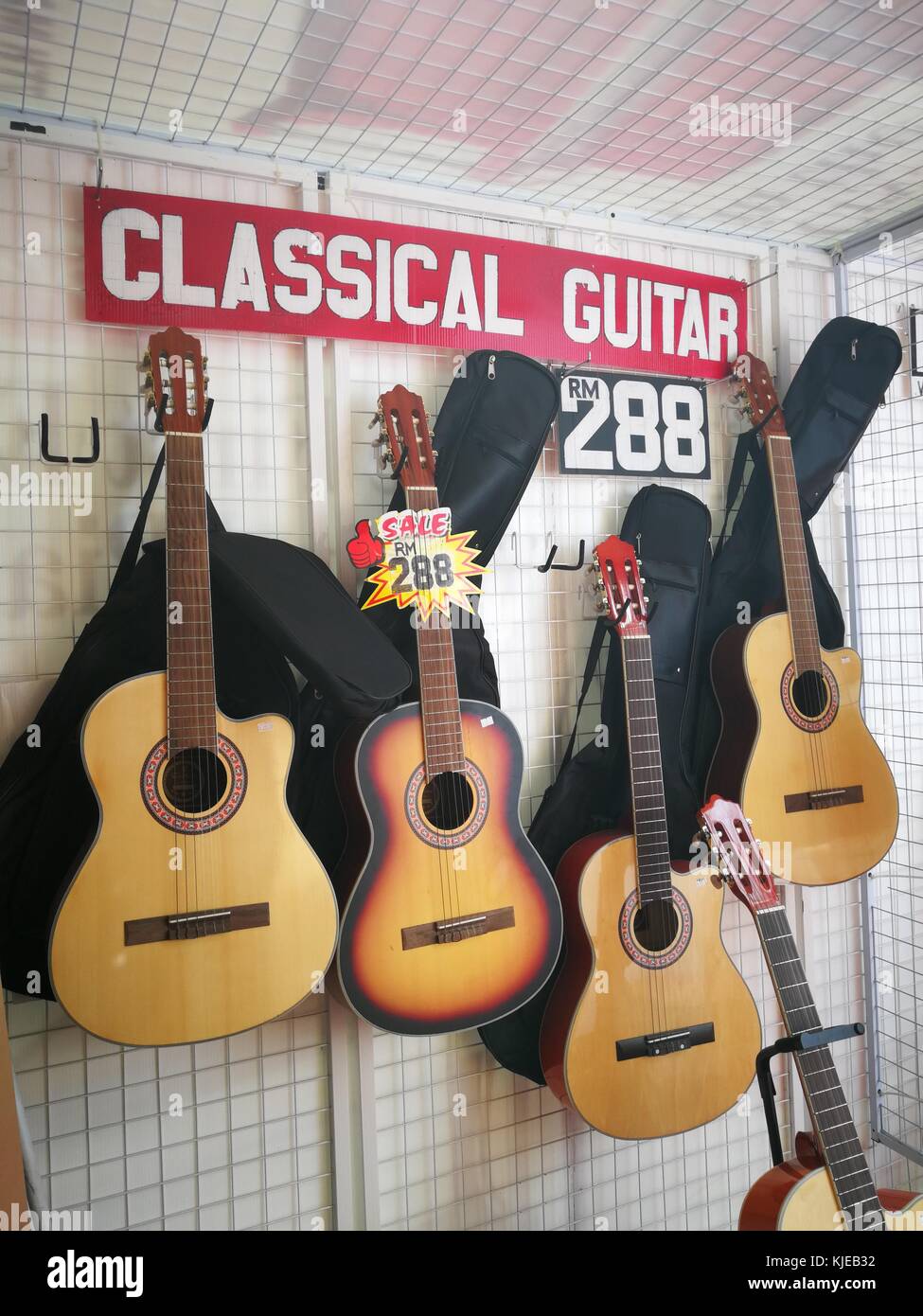 Selangor, Malaysia - 21 Novembre 2017: la chitarra classica per la vendita di strumenti musicali Expo 2017, IOI Boulevard, Puchong. Foto Stock