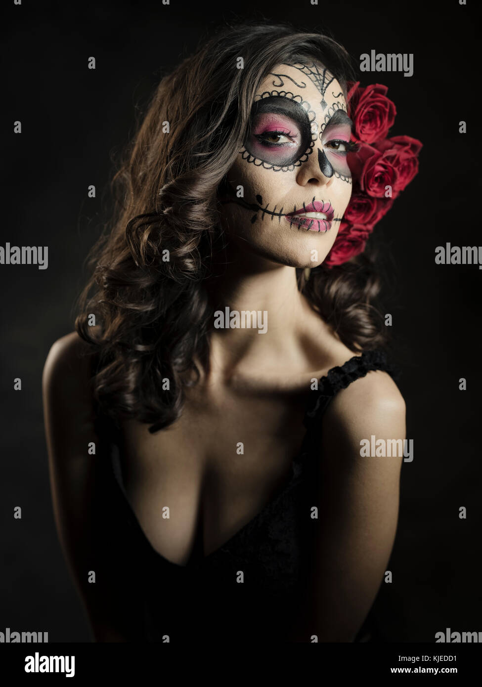 Messicano bella donna americana celebra Día de los Muertos ( Día de Muertos ) è la vacanza messicana noto anche come il Giorno dei Morti con cranio trucco e Roses nello stile di Catrina. Foto Stock