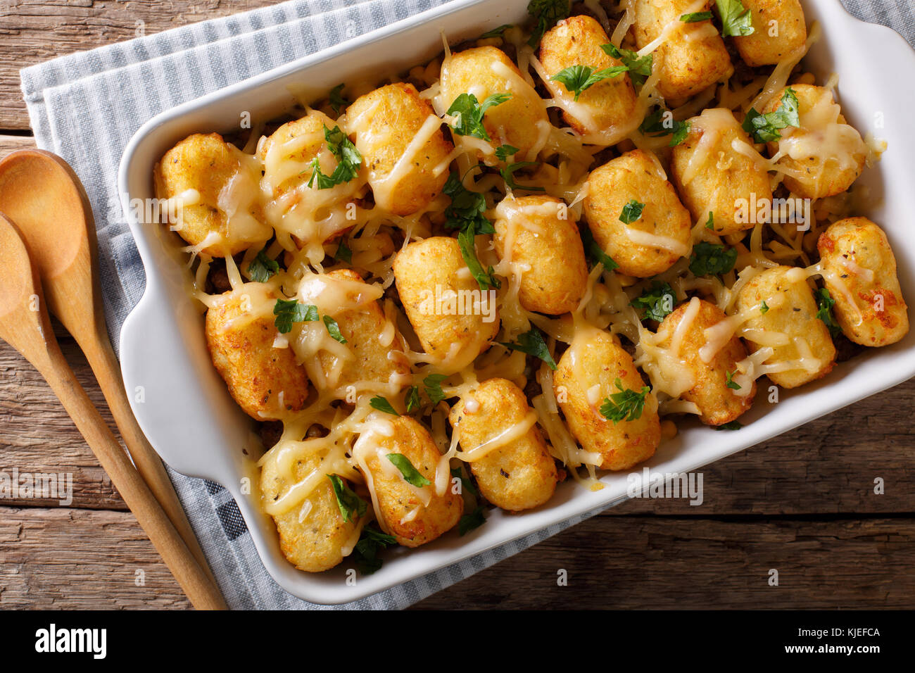 Cotta premnoplex tots con carne di manzo macinata, mais e formaggio vicino sul tavolo. parte superiore orizzontale vista da sopra Foto Stock