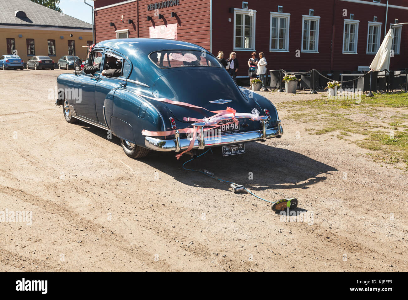 Lappeenranta, Finlandia - luglio 1, 2017: Chevrolet fleetline deluxe 1949, old timer come un matrimonio corse in auto sulla strada sterrata Foto Stock