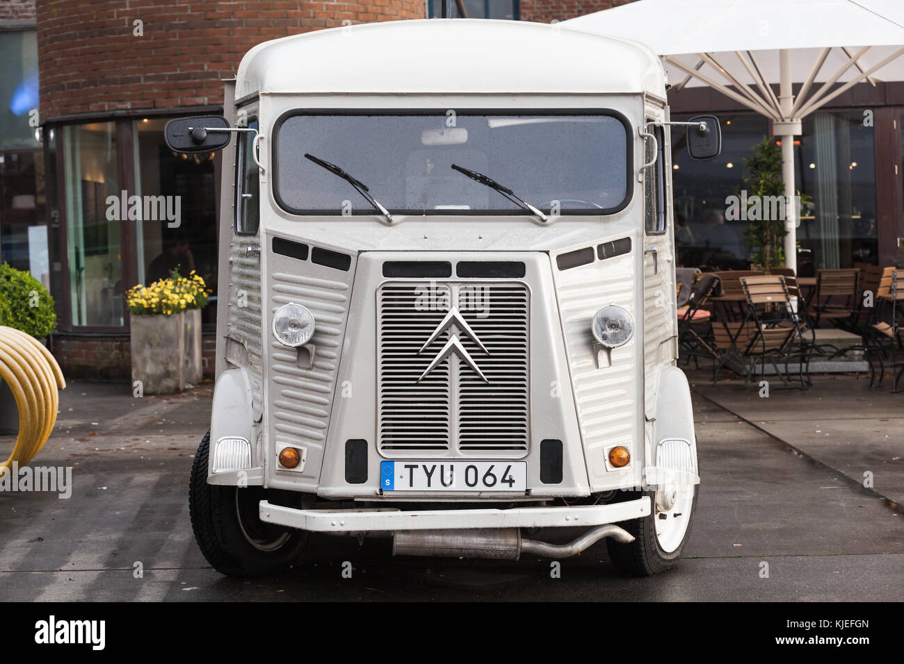 Bergen, Norvegia - 14 novembre 2017: Citroen H Van bianco, modello 1969 si erge su un lato della strada, vista frontale ravvicinata Foto Stock