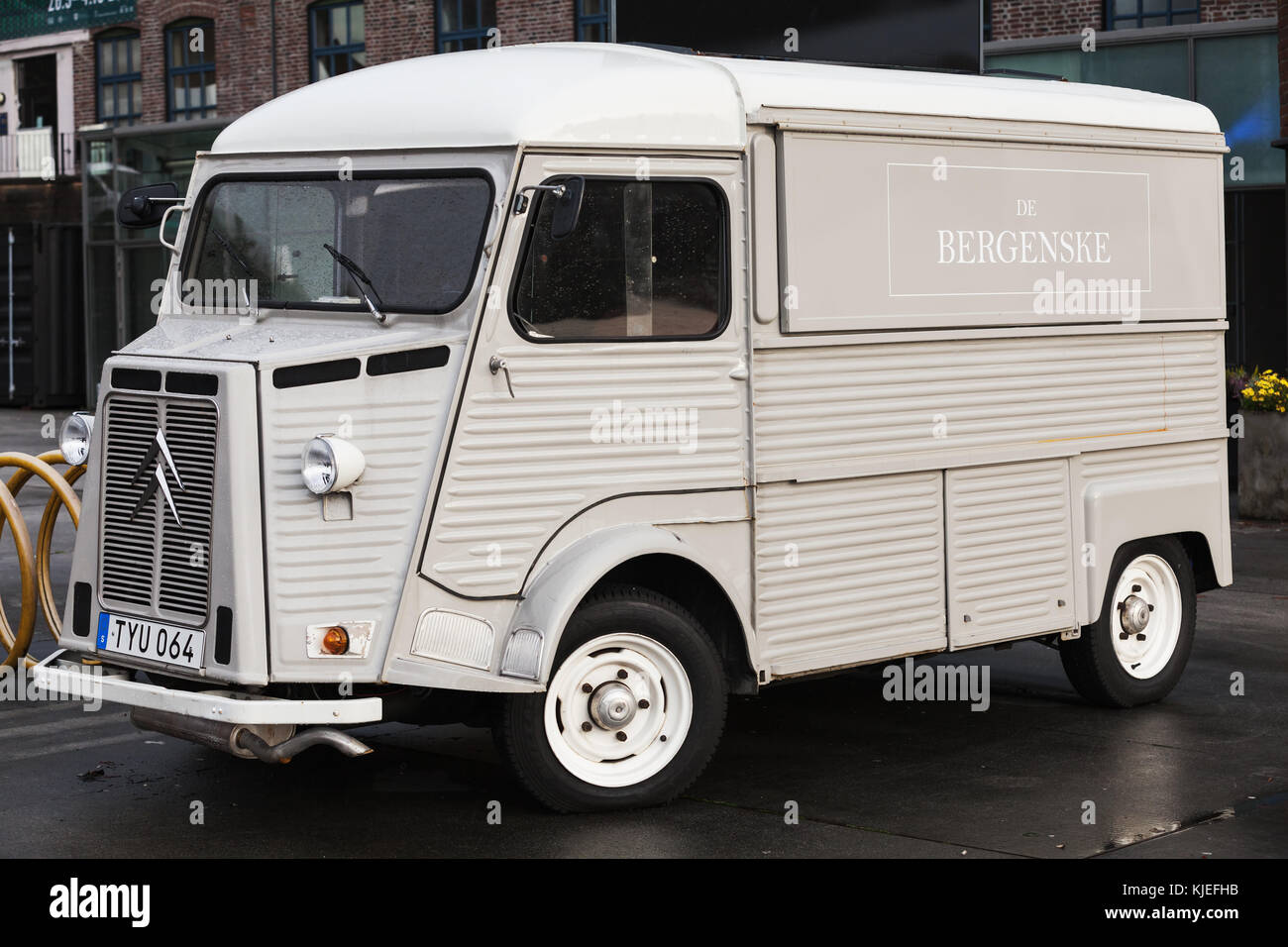 Bergen, Norvegia - 14 novembre 2017: Bianco Citroen H Van, modello 1969 si erge su una strada, foto ravvicinata Foto Stock