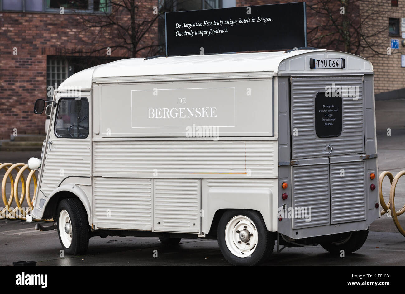 Bergen, Norvegia - 14 novembre 2017: Citroen H Van bianco, modello 1969 si erge su un lato della strada, vista posteriore ravvicinata Foto Stock
