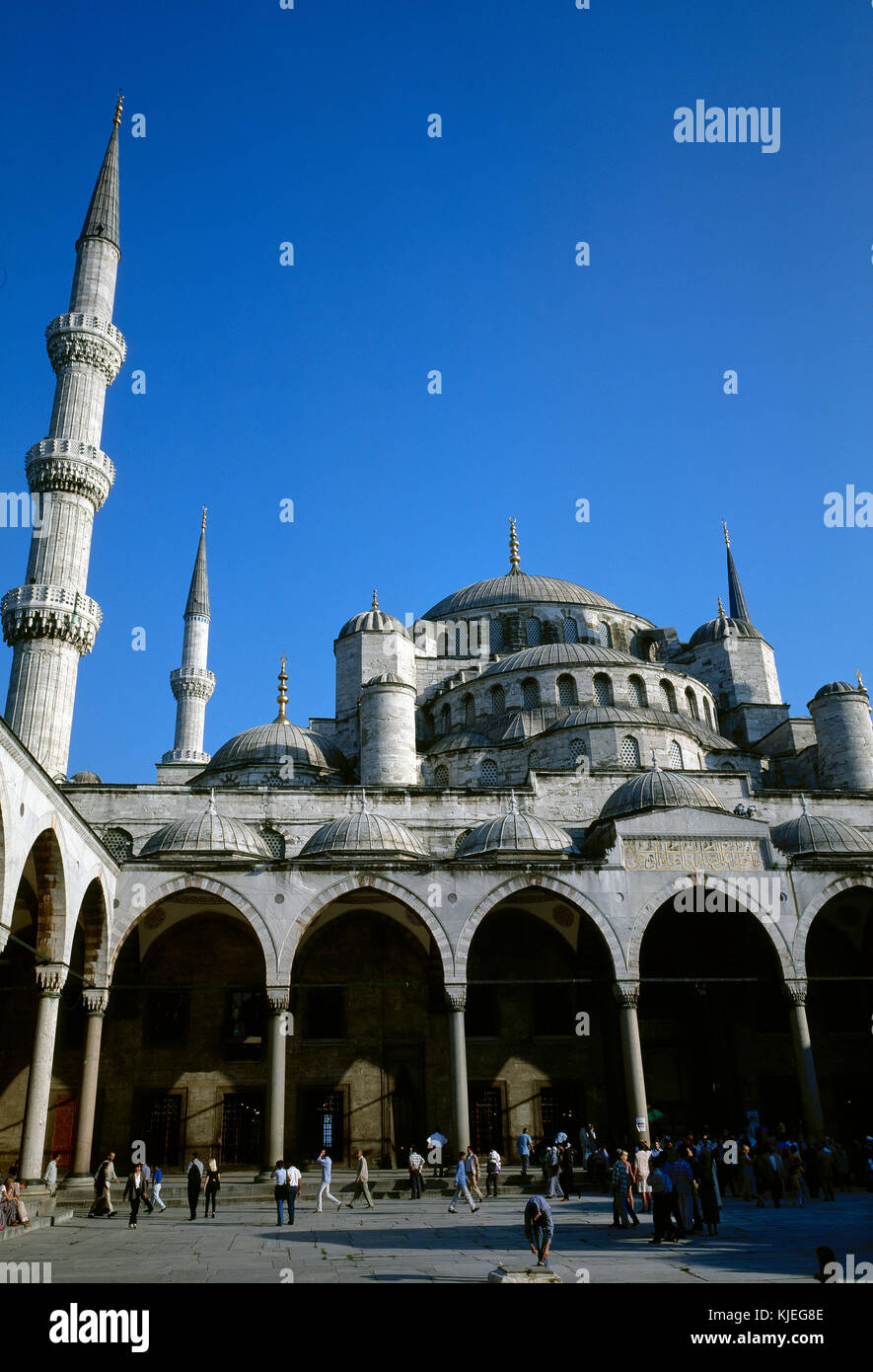 La Turchia. istanbul. moschea blu, 1609-1616 durante la regola di ahmed i. stile ottomano. architetto, sedefkar Mehmed Agha. Vista sul cortile con abluzione font. Foto Stock