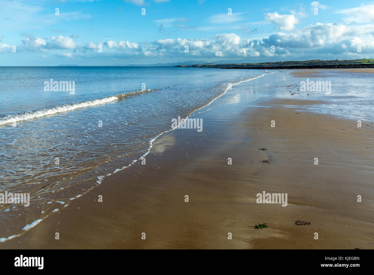 Una vista dal litorale verso lligwy bay su anglesey nel Galles del nord. Foto Stock