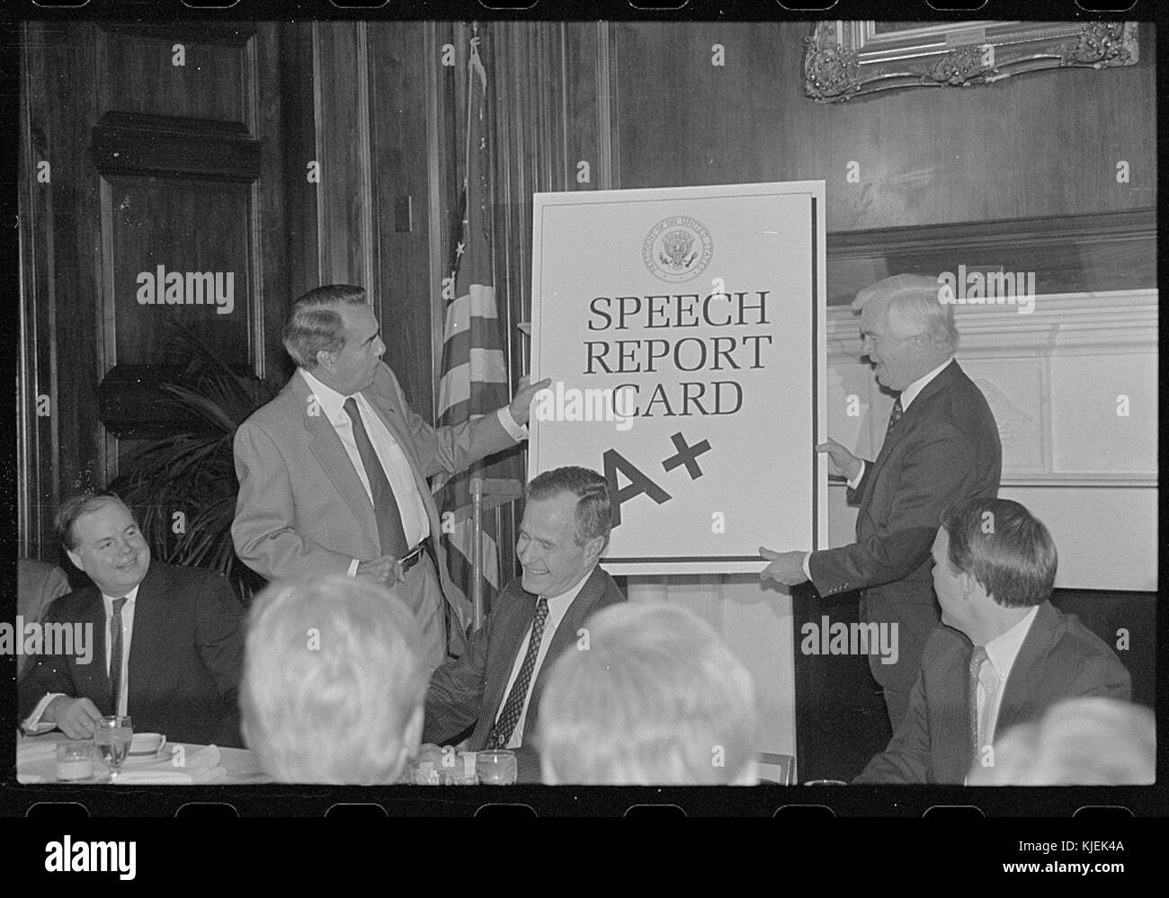 Il senatore Bob Dole e il senatore Chris Dodd presente un discorso Report Card al Presidente George H.W. Bussola Foto Stock