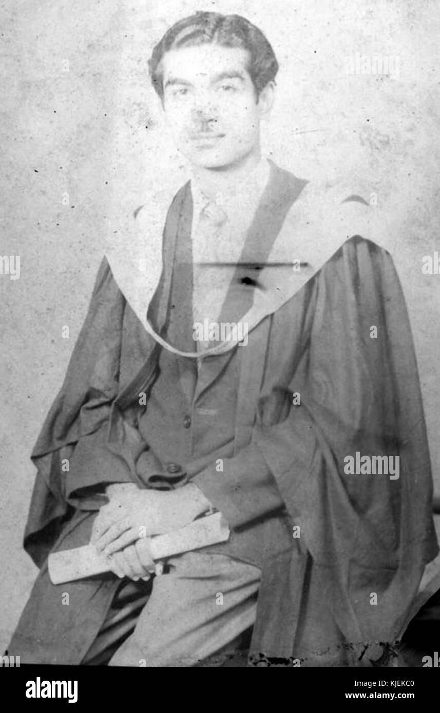 Negli anni trenta la piastra di vetro negativa di un uomo indiano dopo il superamento di un esame Foto Stock