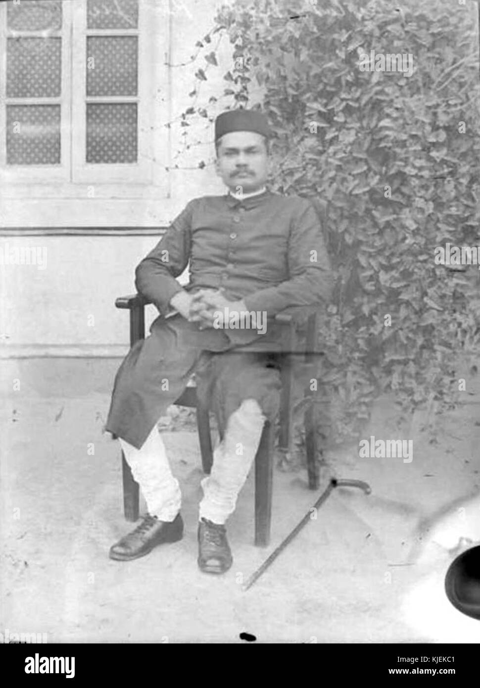 Negli anni trenta la piastra di vetro negativo di un uomo seduto in una sedia Foto Stock