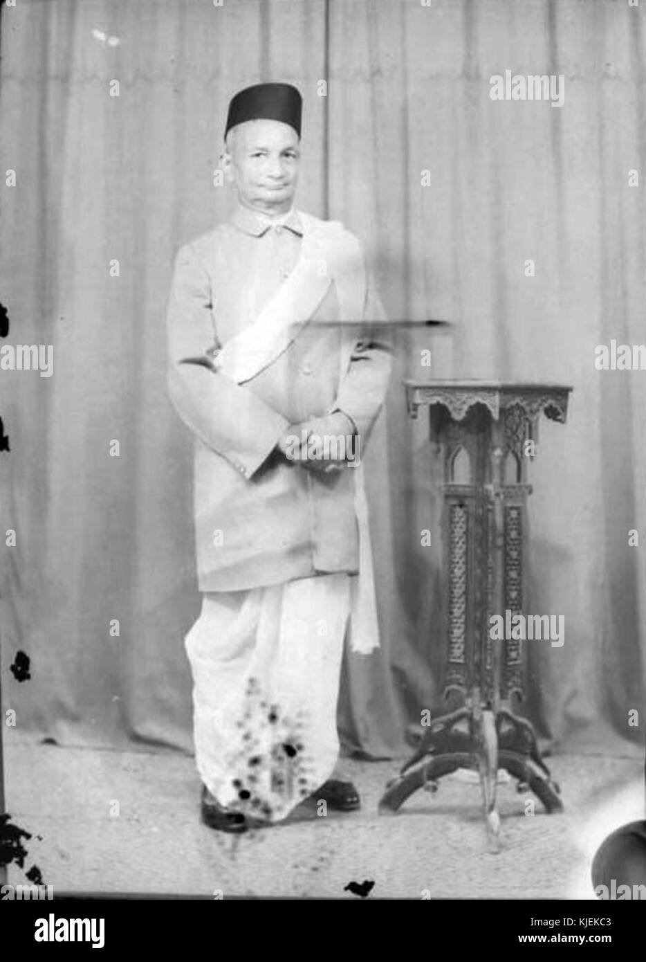 Studio fotografia di un uomo vecchio (1930 lastra di vetro negativo) Foto Stock