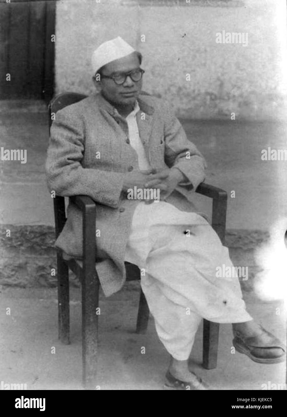 Vintage fotografia di un uomo indiano seduto su una sedia (1930s piastra di vetro negativo) Foto Stock